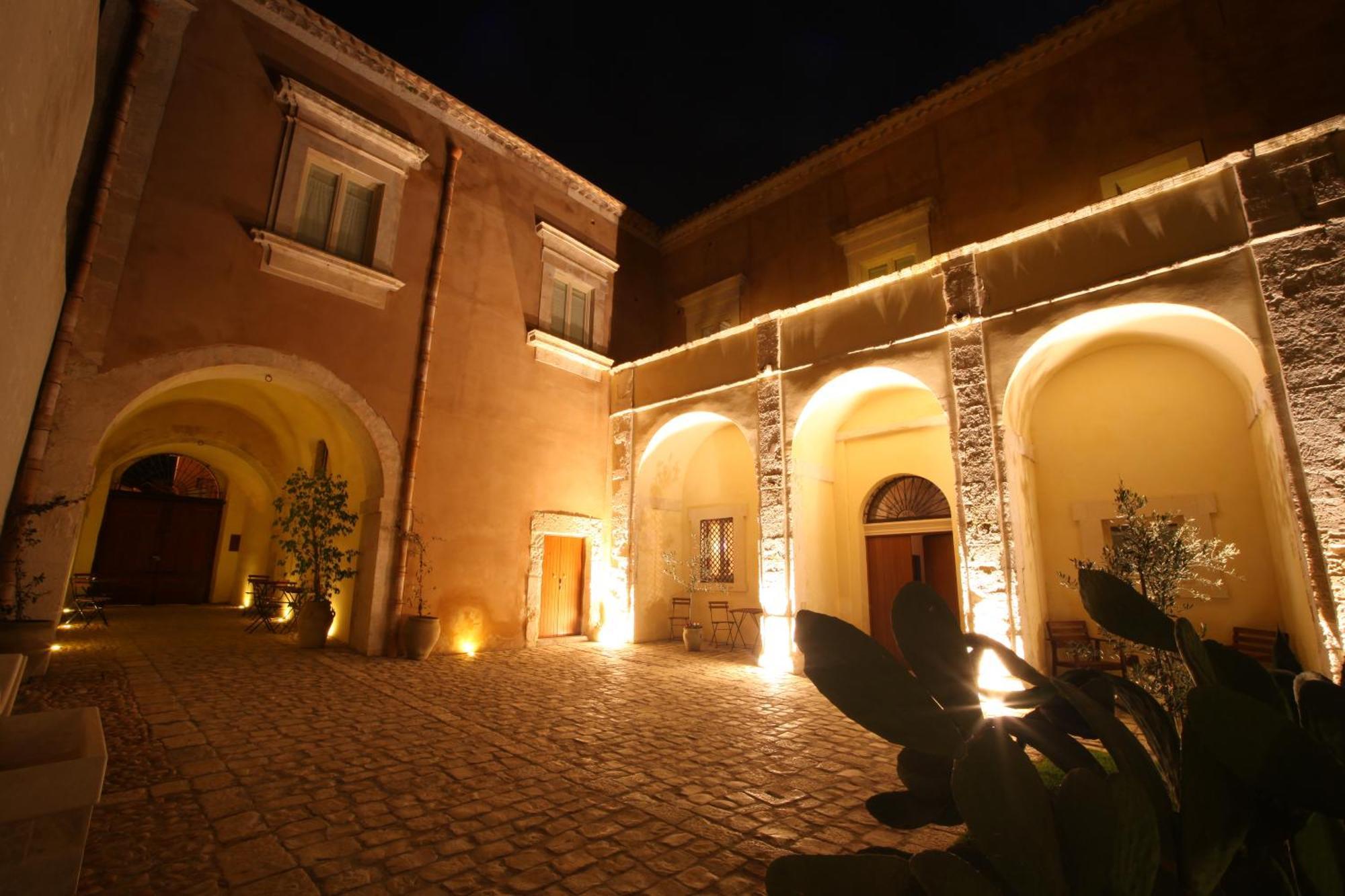 Palazzo Gambuzza Aparthotel อิสปิคา ภายนอก รูปภาพ